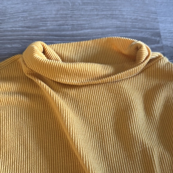 Turtle neck light weight sweater. - Picture 3 of 5